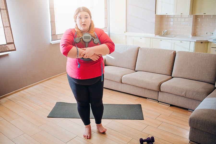 overweight woman trying to exercise